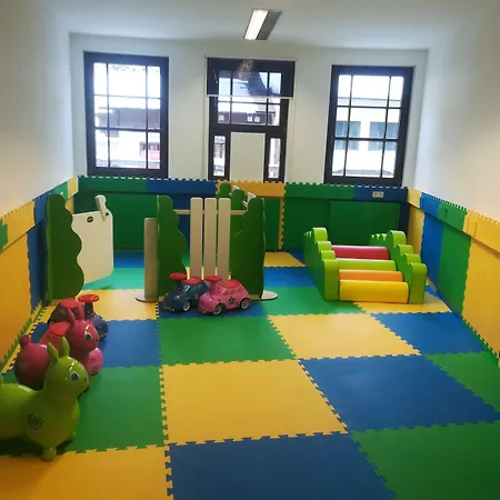 Family Schloss Rosenegg 피버브룬