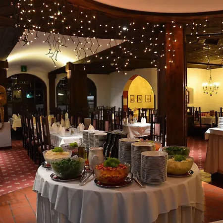 Family Schloss Rosenegg 호텔