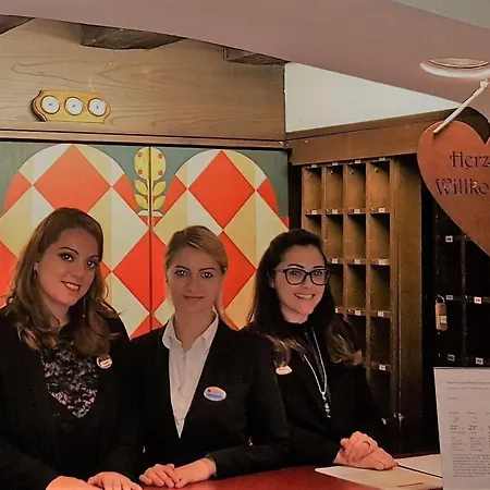 Family Schloss Rosenegg Hotel 4*