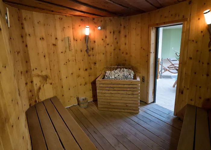 Family Schloss Rosenegg Hotel 4*