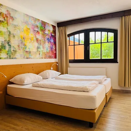 מלון Family Schloss Rosenegg 4*